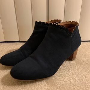 Olive Street women’s scallop bootie- navy